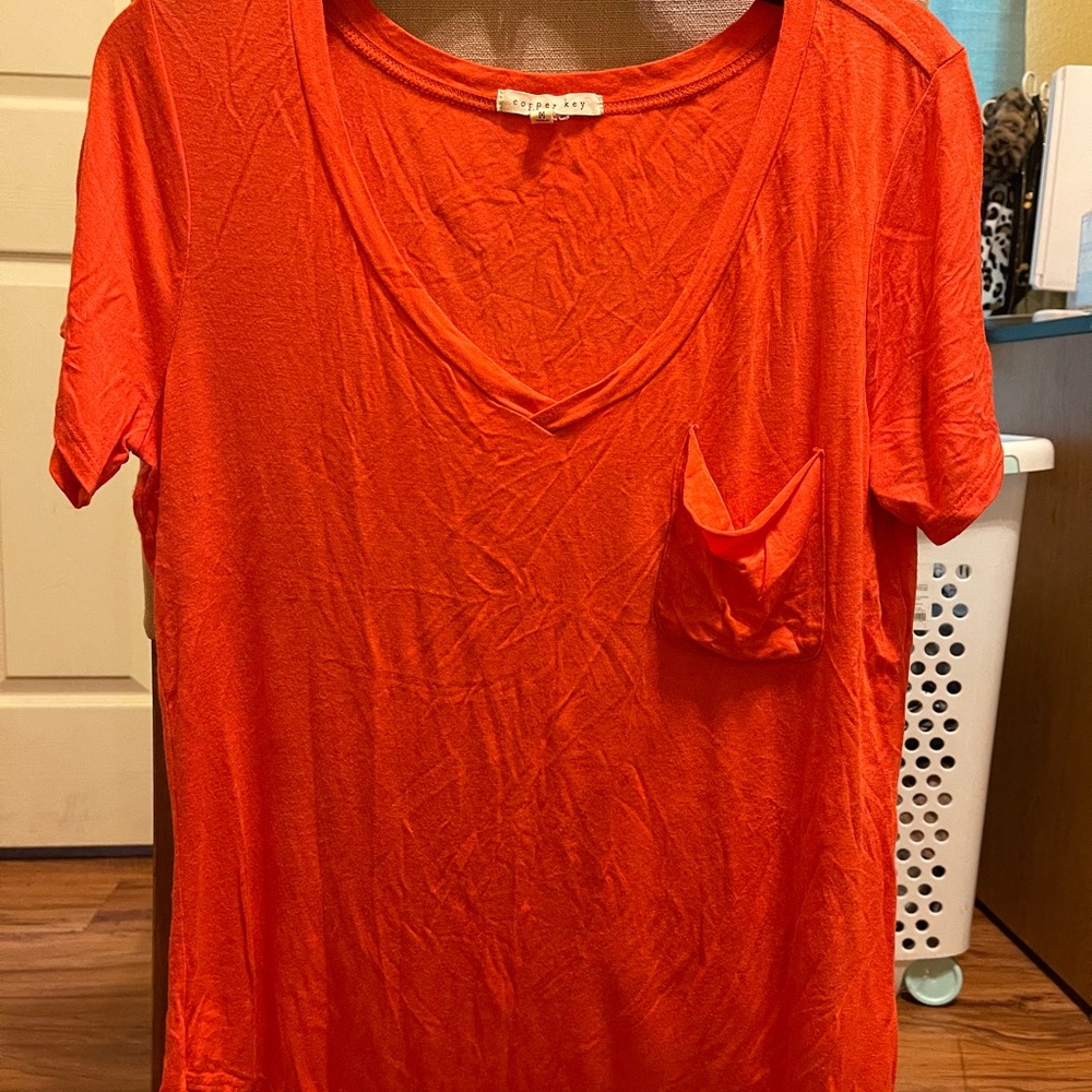 v-neck basic tee